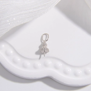 Détail du pendentif évasé en argent sterling S925 serti de zircons étincelants