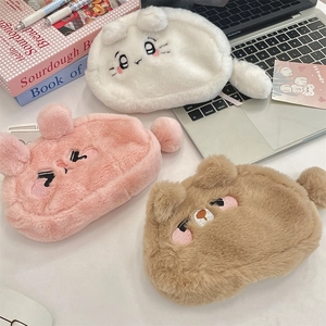 Détail de trousses en peluche mignonne en styles lapin blanc, cochon rose et ours brun