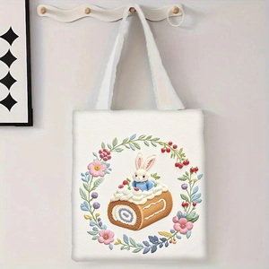 Détail du sac fourre-tout en toile blanche avec imprimé lapin sur un gâteau à la fraise