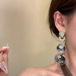 Orecchini geometrici in argento con zirconi brillanti e cerchi a più strati lucidi