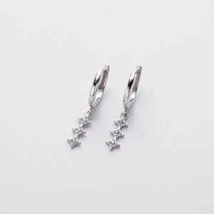 Détail des boucles d'oreilles en argent S925 avec pendentifs triple étoile et pierres CZ