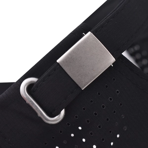 Dettaglio cappellino sportivo impermeabile con fori laser e fibbia metallica