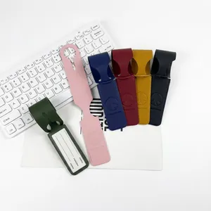 Vista detallada de etiquetas de equipaje de cuero sintético en varios colores vivos