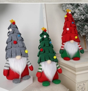 Gnomi di Natale fatti a mano con cappelli ad albero e pompon colorati su bianco