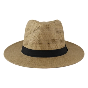 Vista frontale dettagliata di un classico cappello di paglia con nastro nero decorativo.