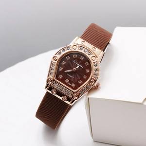 Detailansicht der Tonneau-Quarzuhr mit Diamantlünette und braunem Kautschukarmband
