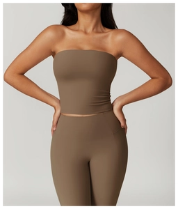 Détail de l'ensemble de sport marron haute élasticité montrant le bustier sans couture