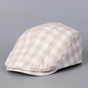 Détail de la casquette plate beige à carreaux en mélange respirant de lyocell et lin