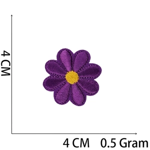 Detail of purple daisy embroidery patch with 4cm dimensions and 0.5g weight info