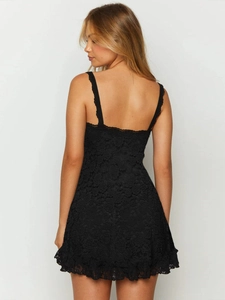 Vue détaillée du dos d'une mini robe en dentelle noire avec de fines bretelles