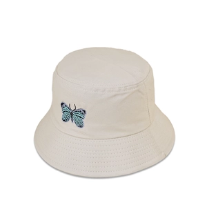 Gros plan détaillé de la broderie papillon bleu sur un chapeau bob en toile de coton beige