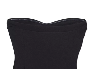 Détail d'un corsage noir sans bretelles avec décolleté en cœur et coutures de qualité