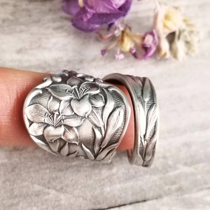 Vintage Silberlöffelring mit Lilienblüten-Relief und verstellbarem offenem Ringband-Design