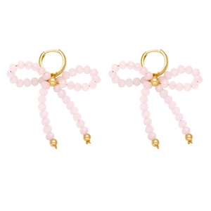Roze kralen strik oorbellen met gouden ringen in een minimalistische zoete stijl