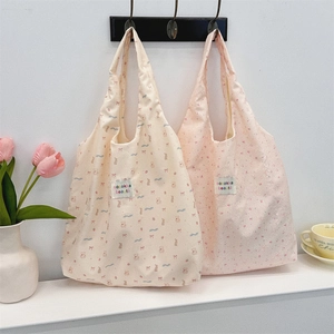 Gros plan de sacs cabas en toile avec motifs d'ours gaufrés et étiquettes en tissu tissé