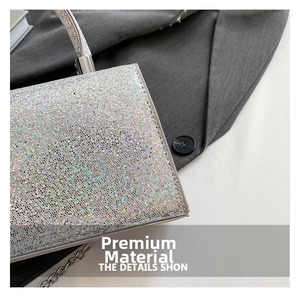Gros plan sur les paillettes argentées et la chaîne métallique de ce sac carré chic