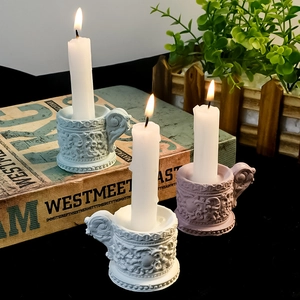 Detalle de candelabro de yeso barroco con motivos en relieve vintage y asa decorativa