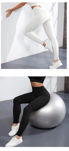 Détail du pantalon de yoga sans couture à fines côtes et haut assorti noir et blanc