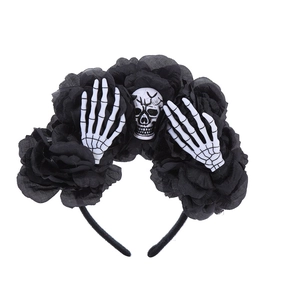 Halloween Haarreif mit schwarzen Stoffrosen, realistischem Totenkopf und Skeletthänden