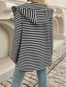 Vista posteriore di un cardigan in maglia a righe con cappuccio in bianco e nero casual