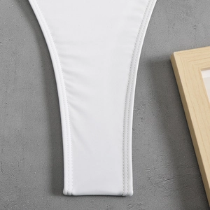 Dettaglio ravvicinato del costume da bagno in rete bianca con cuciture doppie rinforzate