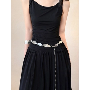 Vue détaillée de la ceinture chaîne feuille en métal argenté portée par un mannequin