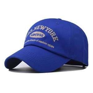 Détail de la broderie NEW YORK 69 sur une casquette de baseball en coton bleu marine
