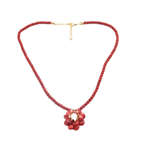 Elegante Perlenkette mit einer roten Seeblumen-Blüte und vergoldetem Karabinerverschluss