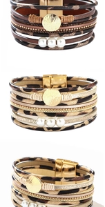 Détail d'un bracelet multicouche bohème avec cuir léopard, perles et fermoir magnétique