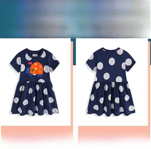 Vue détaillée avant et arrière de la robe bleue pour fille avec broderie d'escargot