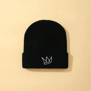Klassische schwarze Strickmütze mit weißer Kronen-Stickerei für Kinder im Streetstyle-Look