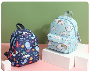 Dettagli di zaini leggeri per bambini con stampe marine e celesti in blu e azzurro chiaro