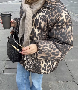 Detail der modischen Leoparden-Pufferjacke mit hohem Stehkragen und Steppmuster