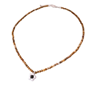 Collier de perles aux tons terreux avec pendentif fleur en argent pour femmes
