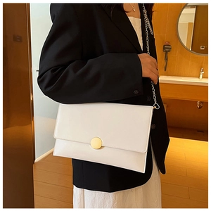 Borsa a busta bianca minimalista con fibbia dorata e tracolla a catena sulla spalla