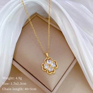 Detail of gold lucky clover necklace with heart-shaped zircons and product dimensions