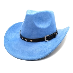 Détail d'un chapeau de cowboy bleu ciel en faux suède avec rivets argentés sur ruban noir