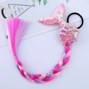 Dettaglio trecce da sirena rosa e viola con decorazioni di conchiglie e stelle marine