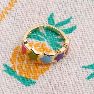 Bague dorée minimaliste ajustable avec cinq étoiles colorées en émail de style chic