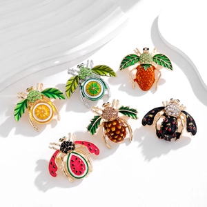 Broche en Alliage Vintage Forme Abeille Insecte Fruit Avec Strass Émail Fraise Citron Design Homme Femme Bijoux Cadeau