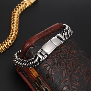 Bracelet chaîne hip-hop en acier inoxydable pour homme sur une boîte à bijoux rétro