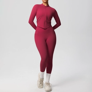 Détail d'un ensemble de yoga bordeaux avec haut zippé ajusté et legging taille haute à poches