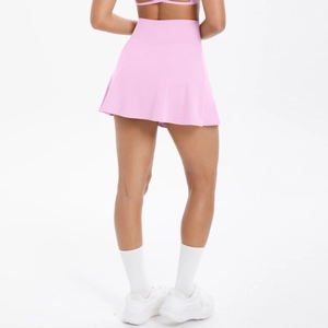 Vista posteriore di una gonna da tennis rosa a vita alta in tessuto elasticizzato