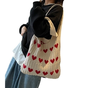 Elegante bolso de punto crema con corazones rojos y correa de hombro para compras