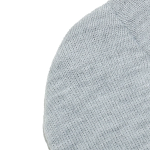 Macro di tessuto a maglia fine azzurro che mostra la trama dettagliata e il materiale