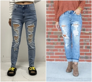 Détail du jean skinny bleu clair avec déchirures stylées et finitions à bords francs