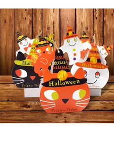 Détail de boîtes cadeaux d'Halloween avec chat et fantôme sur fond en bois rustique