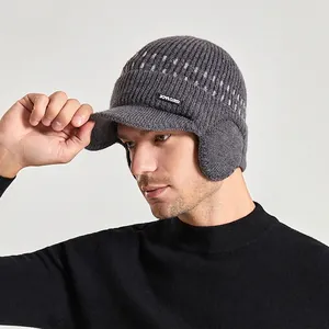Bonnet d'hiver en tricot gris foncé pour hommes avec cache-oreilles et visière