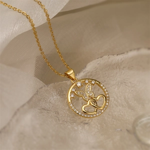Makroaufnahme der Goldkette mit Schmetterling und Herzanhänger mit Zirkonia-Inlay-Details