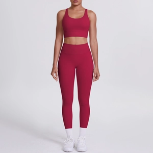 Dettaglio del set yoga bordeaux senza cuciture con pantaloni a vita alta e reggiseno sportivo